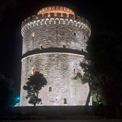 Ο Λευκός Πύργος αλλάζει όψη: Η Θεσσαλονίκη βλέπει το εμβληματικό της τοπόσημο υπό νέο φως - Παρουσία Τασούλα και Μητσοτάκη η τελετή