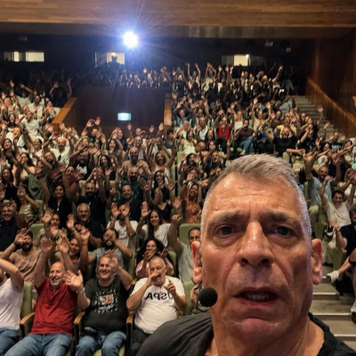 Γιάννης Σερβετάς: «Δεν παίζω ποτέ την ίδια παράσταση δύο φορές»