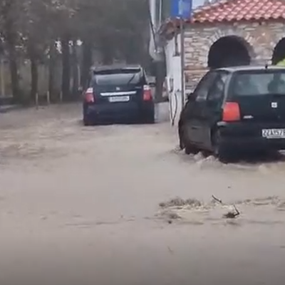 Σε... ποτάμια μετατράπηκαν οι δρόμοι σε Σκιάθο και Πήλιο από την σφοδρή κακοκαιρία - Ήχησε το 112 (βίντεο)